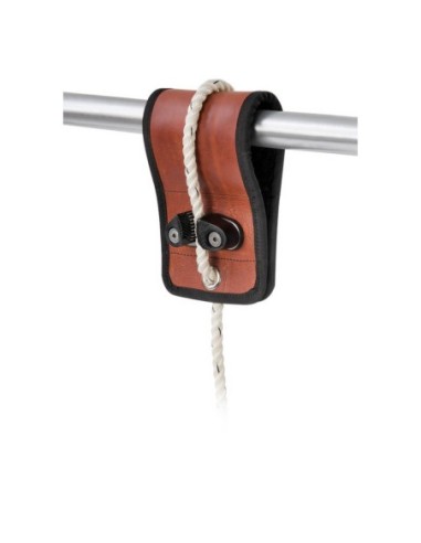 Attacco pelle parabordi su corrimano